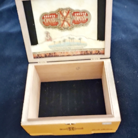 Opus X Double Robusto cigar box - Picture 2 of 4